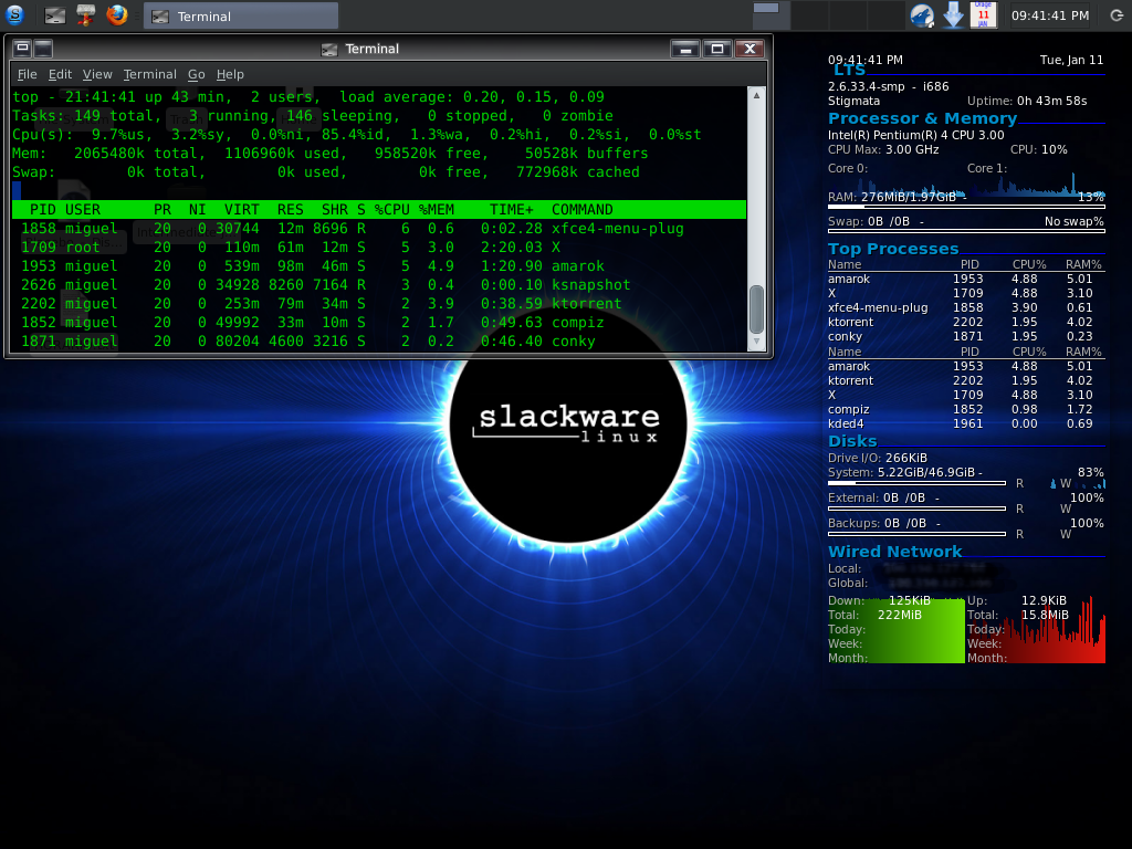 Captura de escritorio de Slackware, probablemenete  alguna versión del escritorio Plasma con un terminal abierto mostrando la salida de un comando top o similar, y un widget mostrando algunos aspectos del sistema. El fondo es azul oscuro degradado a negro desde el centro hacia fuera. Tiene un panel en la parte superior con el lanzador de aplicaciones, algunos iconos que deben ser lanzadores de aplicaciones (uno de ellos Fireffox), la fecha y algún elemento en la bandeja de sistema.