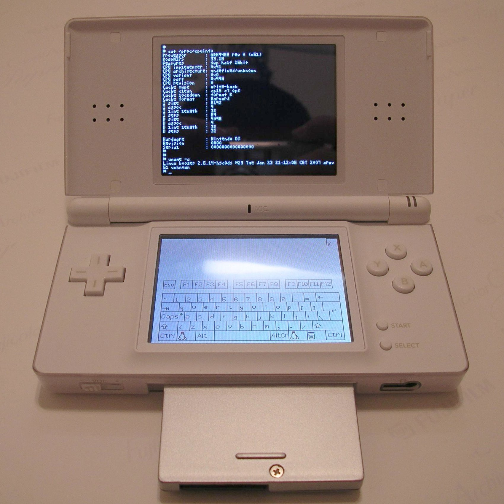 Nintendo DS ejecutando un sistema Linux, en la parte de arriba se ve un terminal de texto en funcionamiento y en la de abajo un teclado virtual