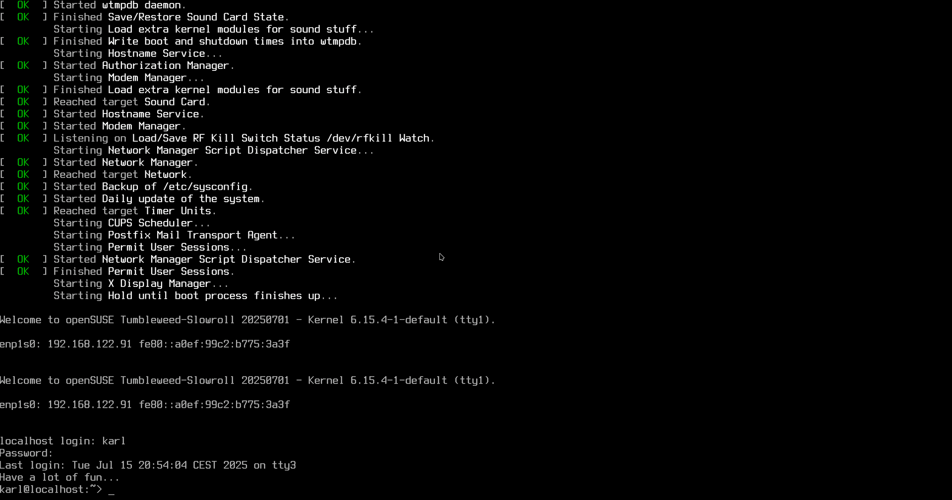 Sesión usuaria iniciada en openSUSE Slowroll. Se ven algunos mensajes de servcios que se han cargado en el arranque del sistema, y el login propiamente dicho preguntando nombre y contraseña. Se ha proporcionado un nombre de cuenta karl y una clave que no se muestra. Al final se ve el prompt de bash
